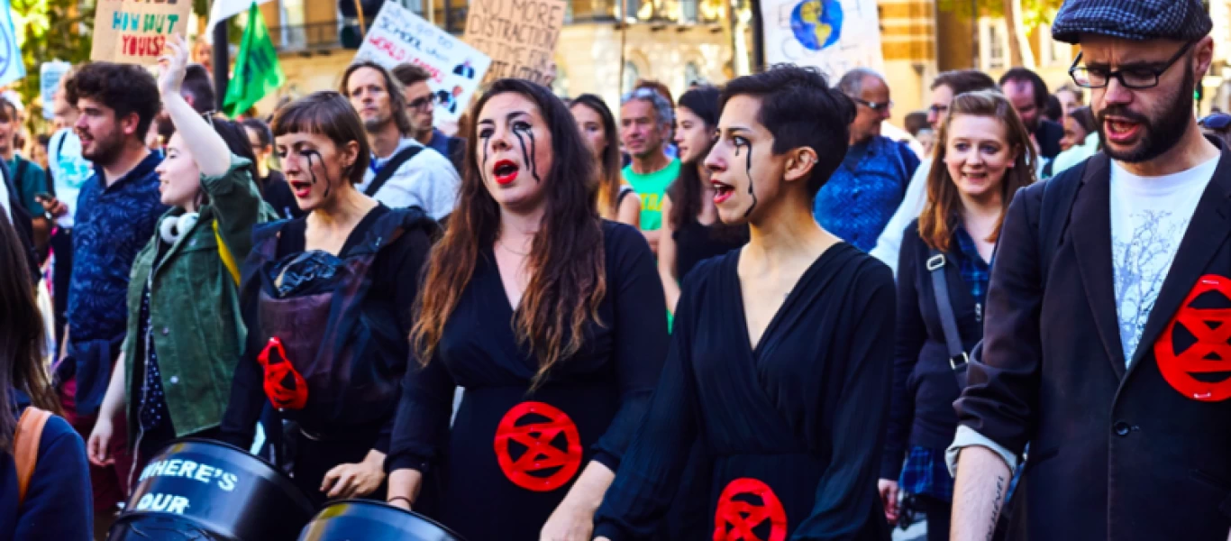 «Όταν η τρέλα δεν πάει στα βουνά»: «Κίνημα» γυναικών στη Βρετανία κατά των γεννήσεων για να σωθεί το… κλίμα